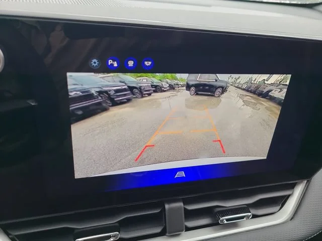 New 2027 Summit White Chevrolet LT image 30