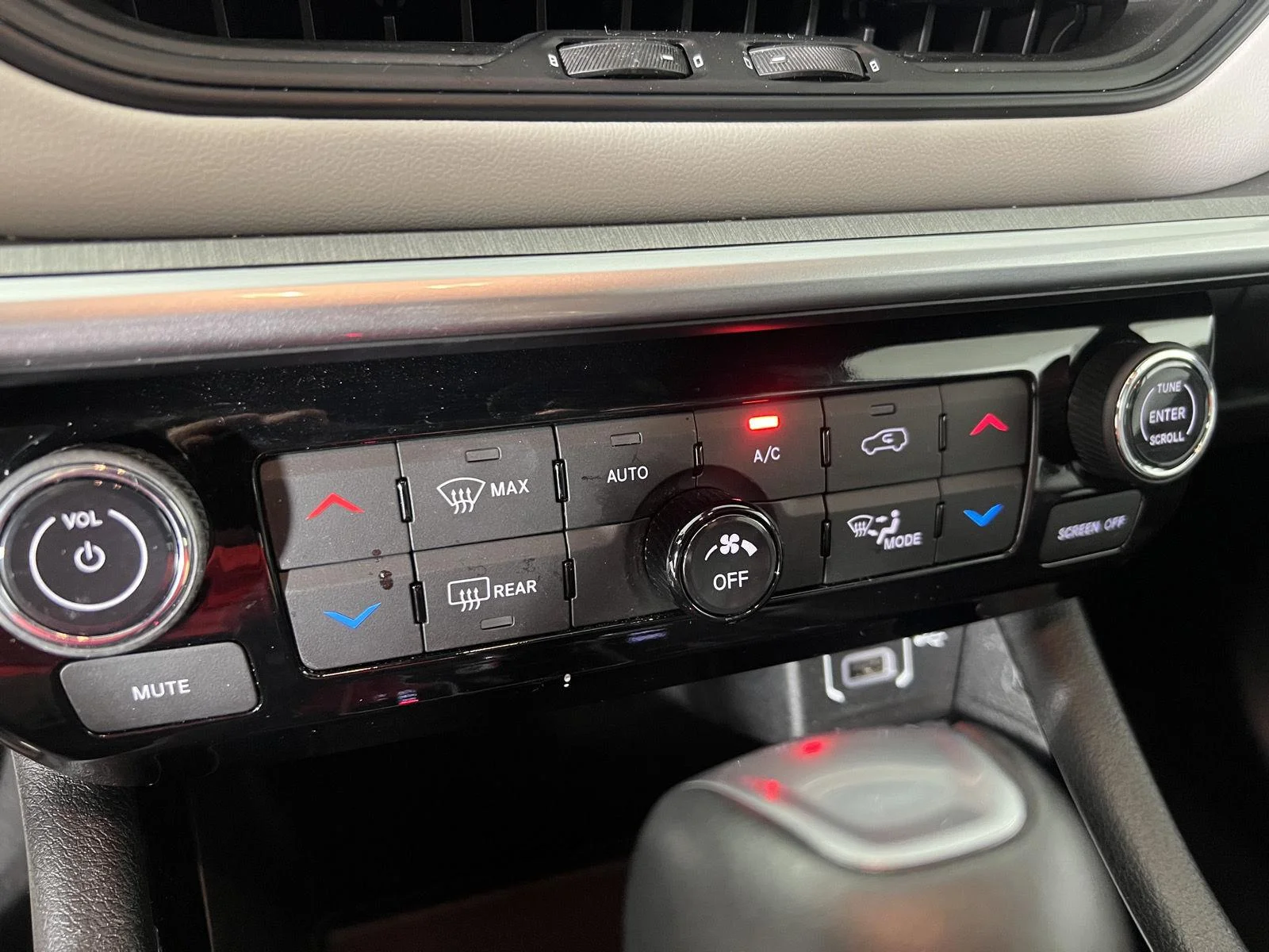 Used 2024 White Jeep Limited image 13