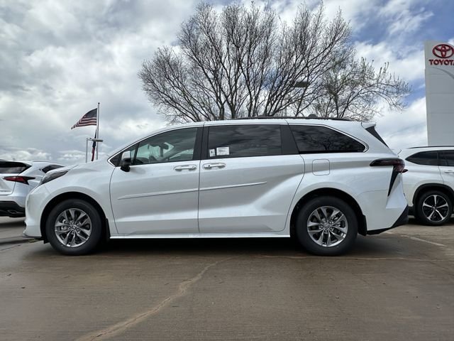 New 2026 Wind Chill Pearl <sup>1</sup> Toyota  XLE image 2