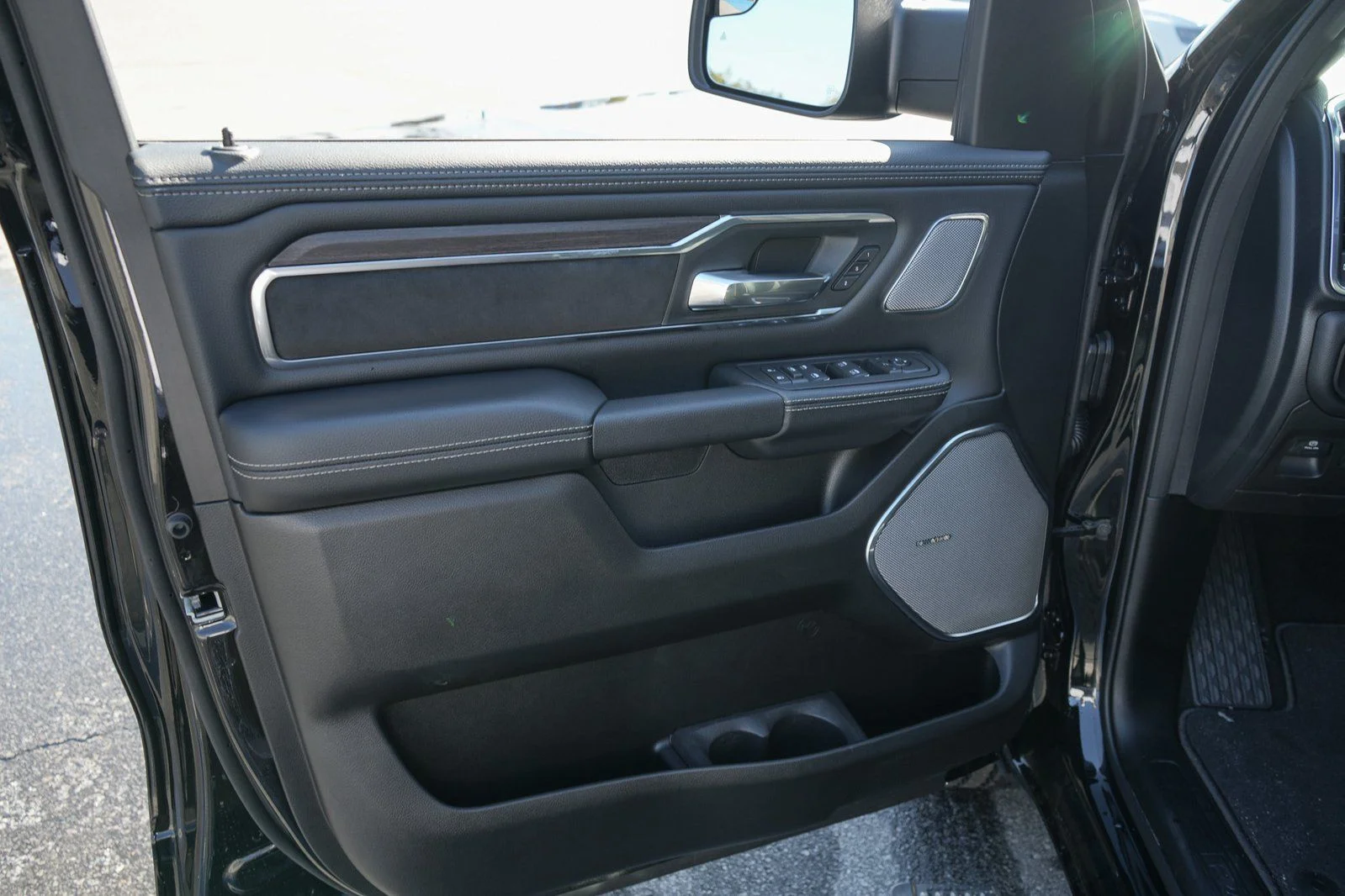 New 2026 Diamond Black Crystal Pearl-Coat Exterior Paint RAM Laramie image 18