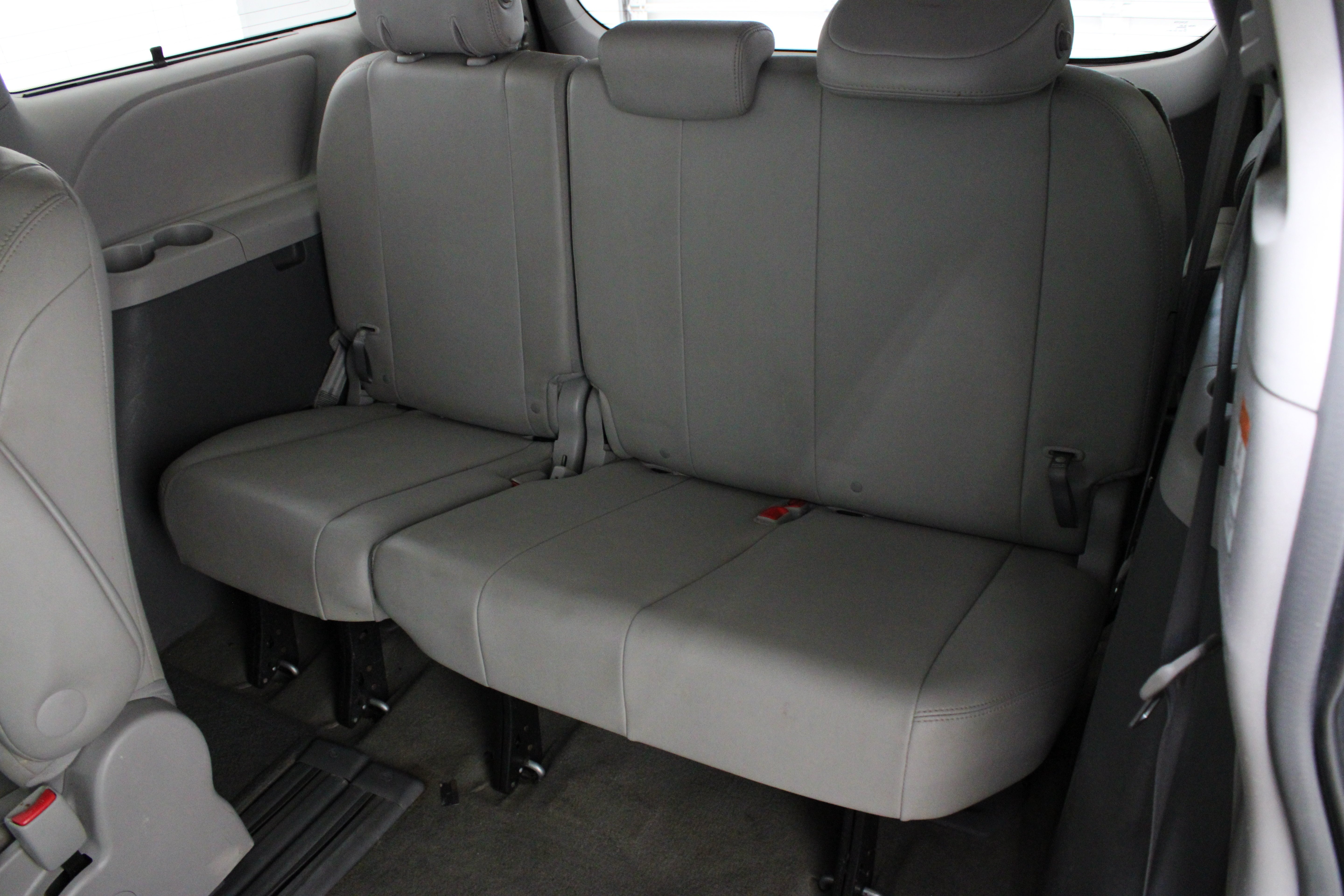 Used 2015 Silver Sky Metallic Toyota XLE Premium 3.5L image 32