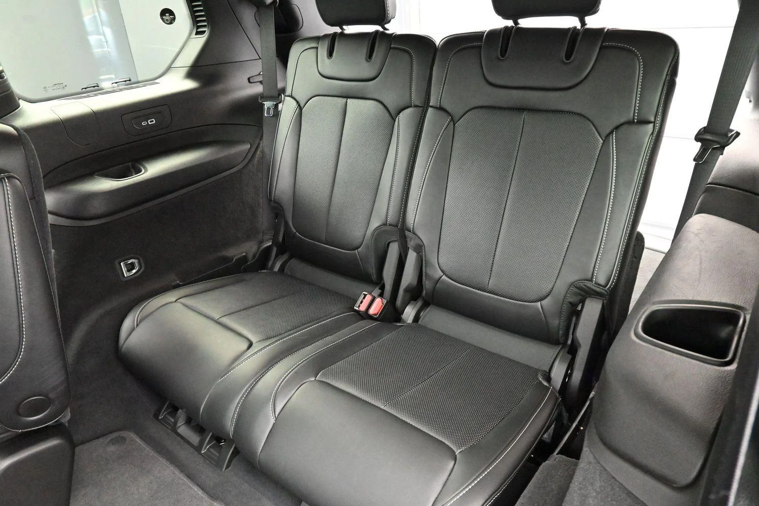 Used 2023 Diamond Black Crystal Pearlcoat Jeep Overland image 35