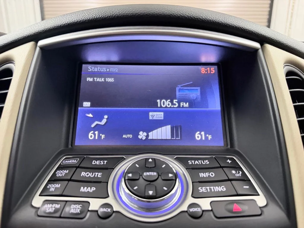 Used 2017 White INFINITI Base image 18