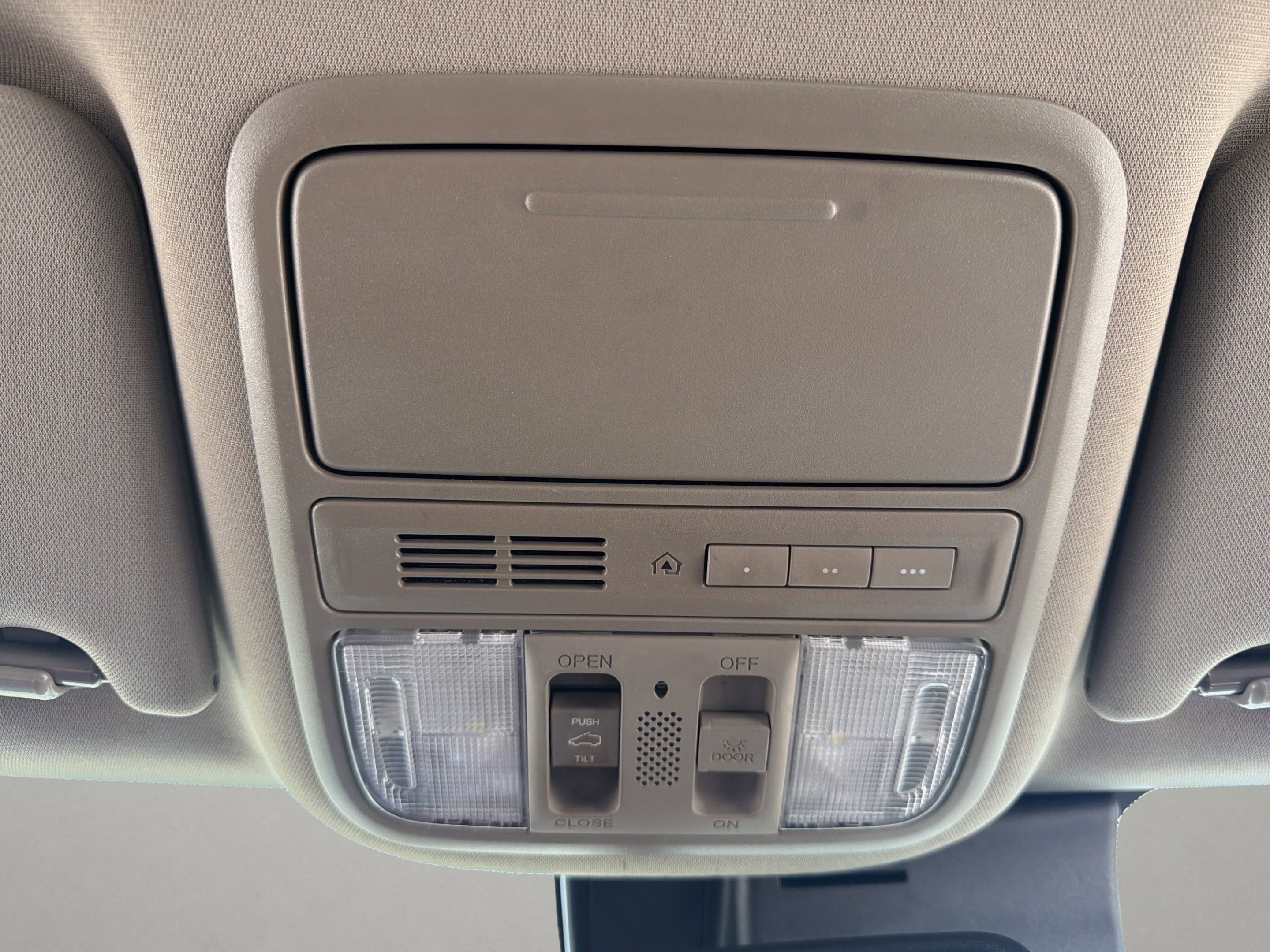 Used 2016 White Diamond Pearl Honda Touring image 16