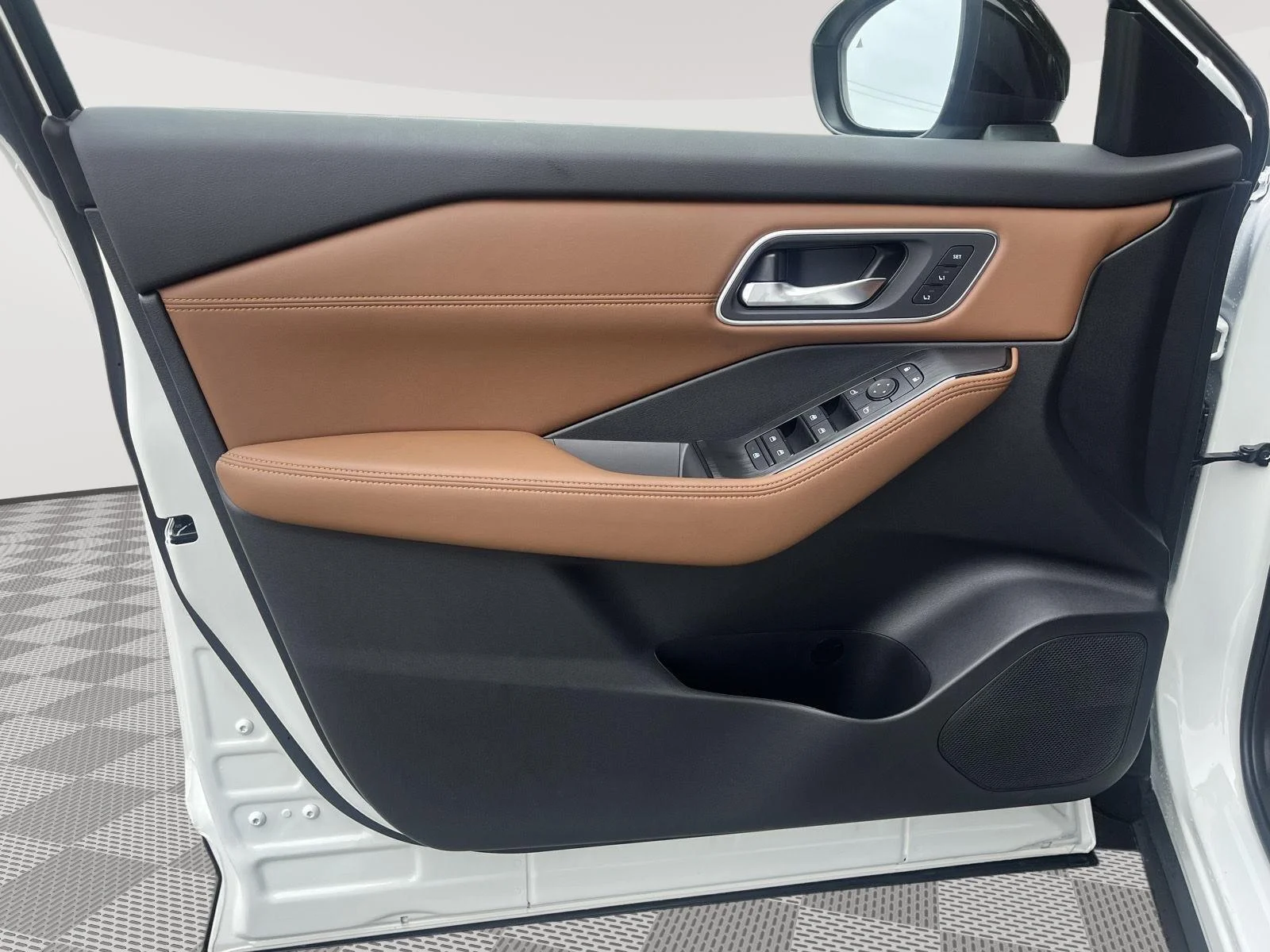 New 2026 Everest White Pearl TriCoat / Super Black Two-tone Nissan Platinum image 22