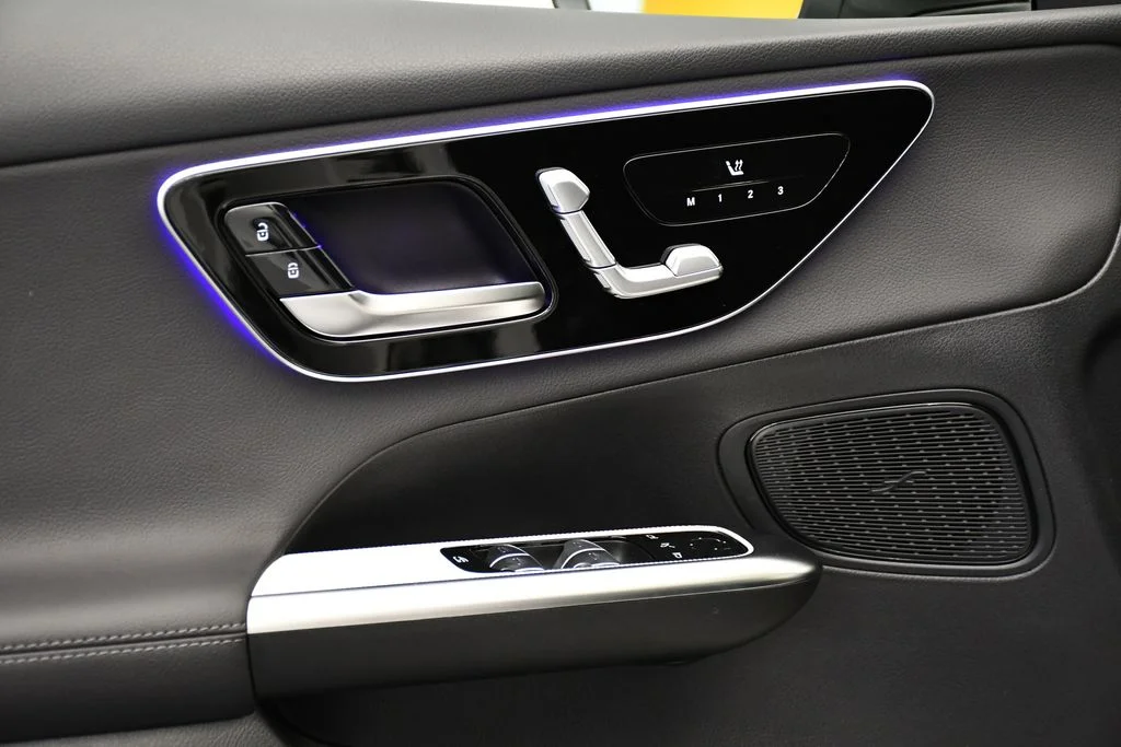 New 2026 Polar White Mercedes-Benz GLC 300 image 32