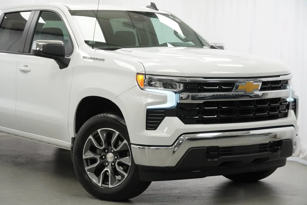 Used 2024 Summit White Chevrolet LT (2FL) image 9