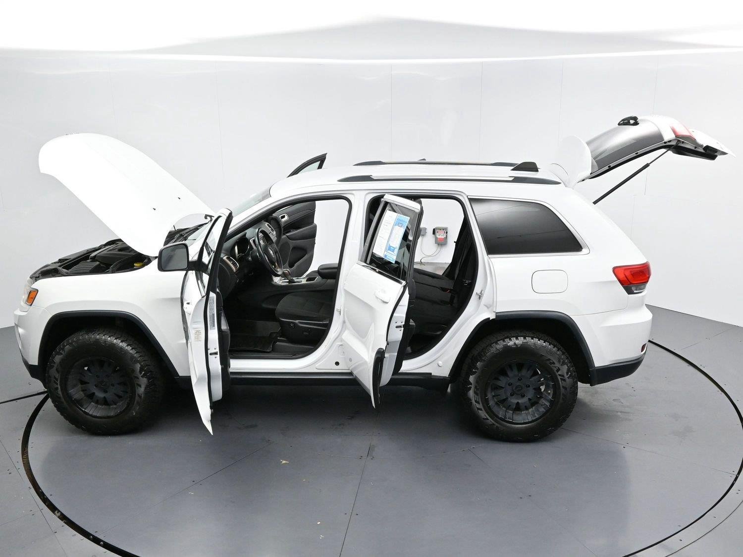 Used 2016 Bright White Clearcoat Jeep Laredo image 36