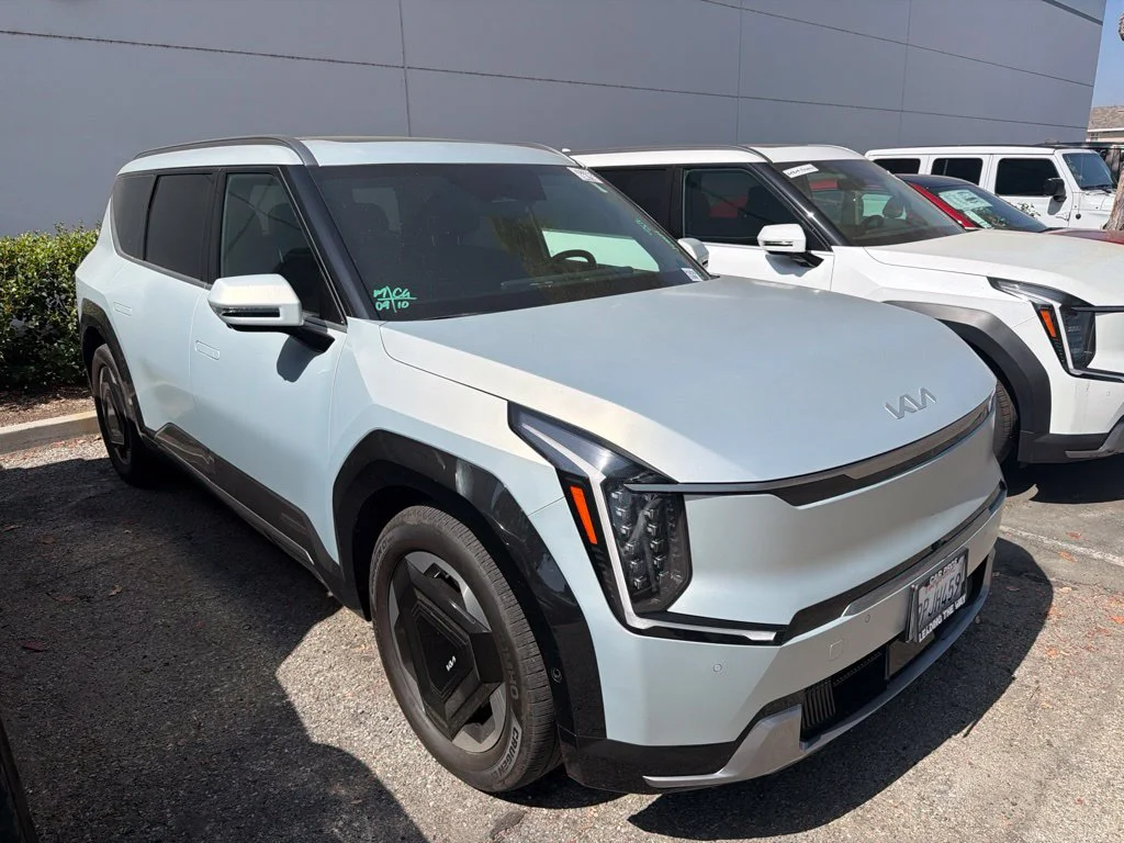 Used 2024 White Kia Land image 3
