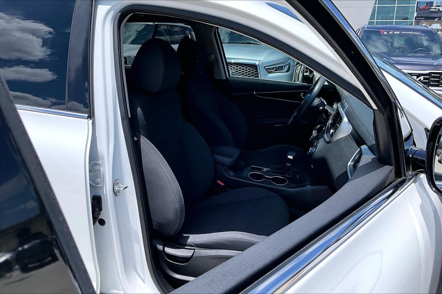 Used 2019 Snow White Pearl Kia LX V6 image 9