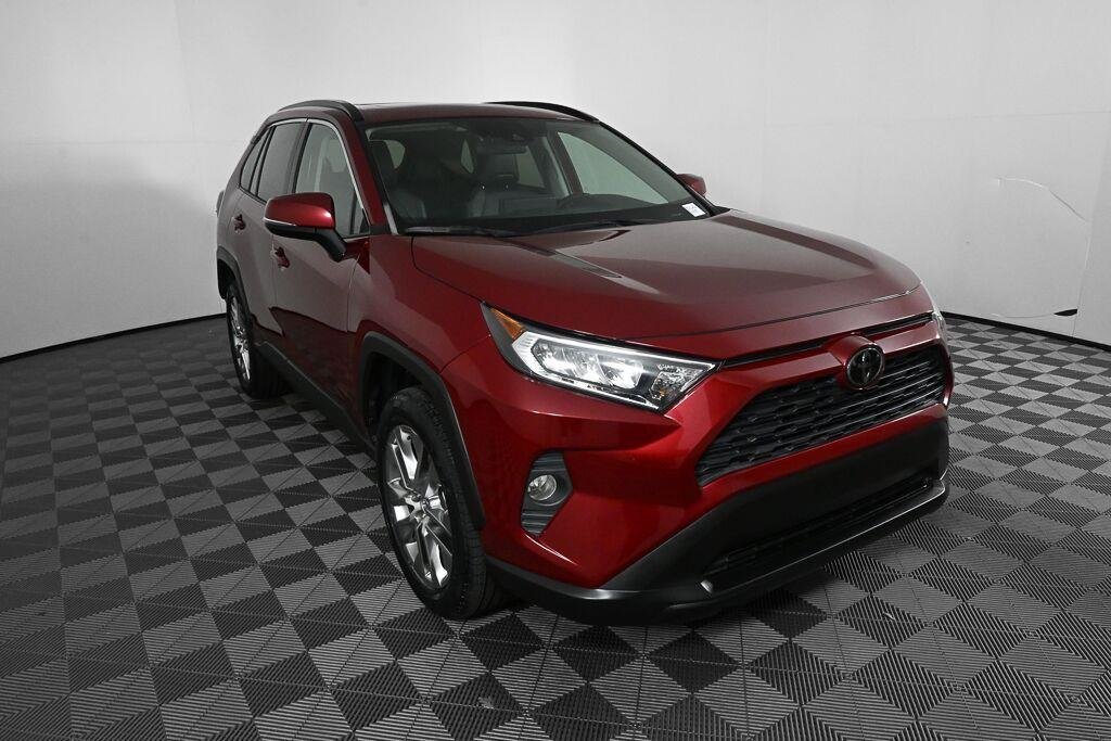 Used 2020 Ruby Flare Pearl TOYOTA XLE Premium image 24