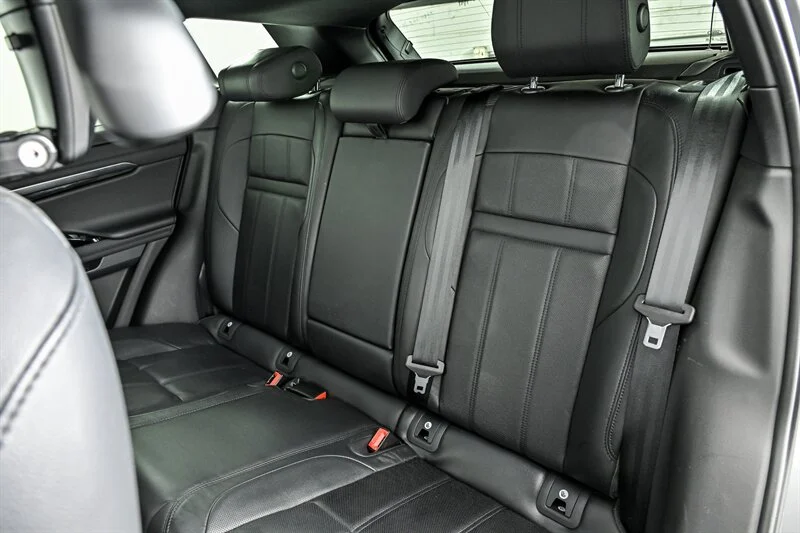 Used 2020 Corris Grey Metallic Land Rover SE image 20