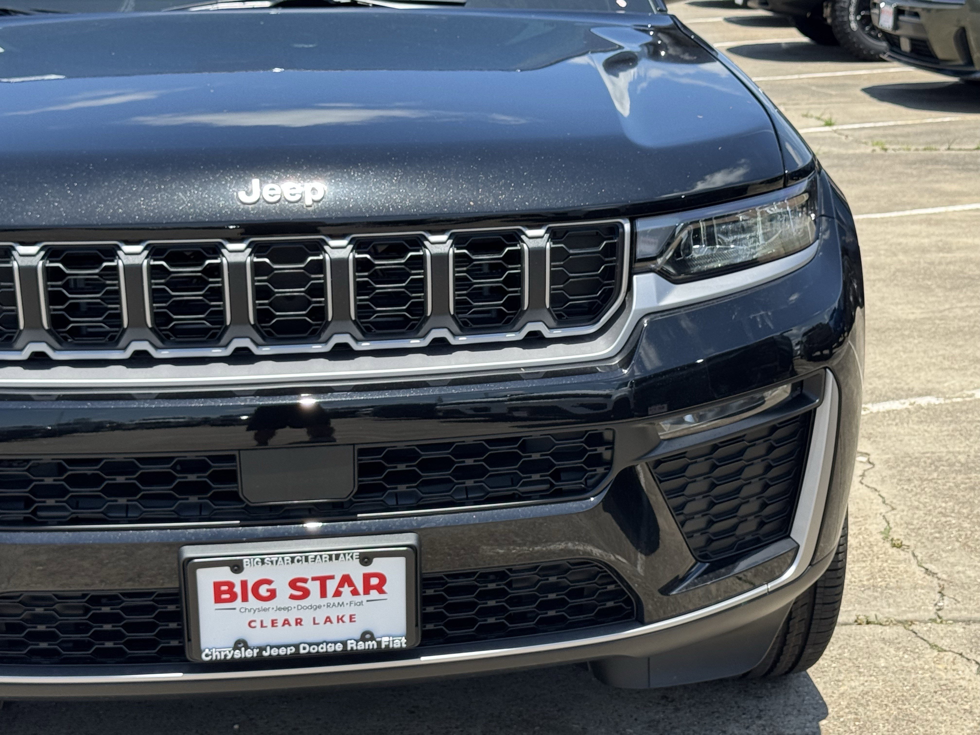 New 2026 Diamond Black Crystal Pearl-Coat Exterior Paint Jeep Limited image 4