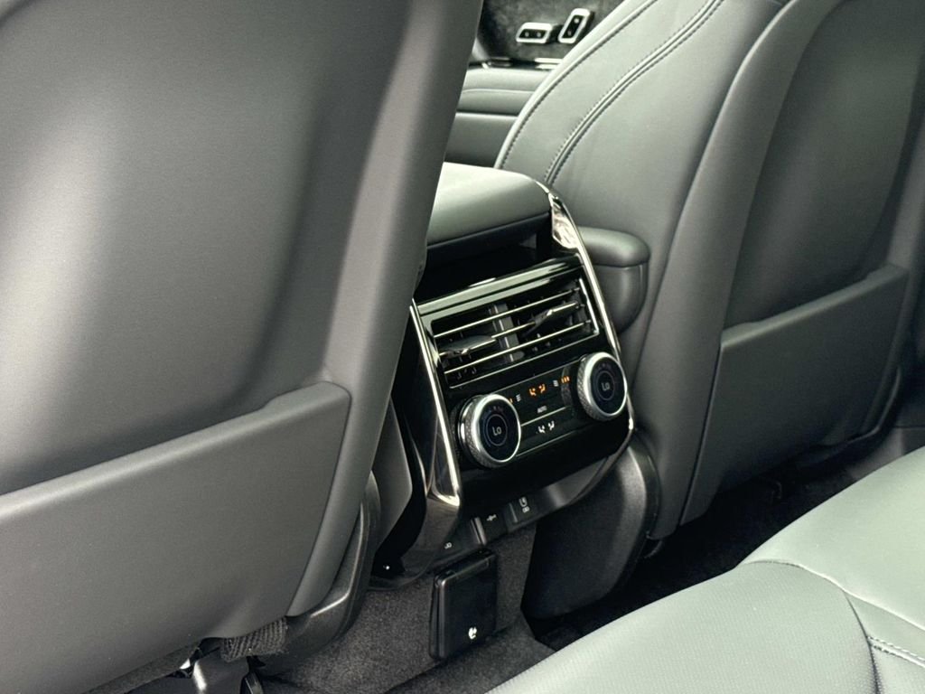 New 2026 Flux Silver Ultra Mettalic Gloss Land Rover Dynamic SE image 17