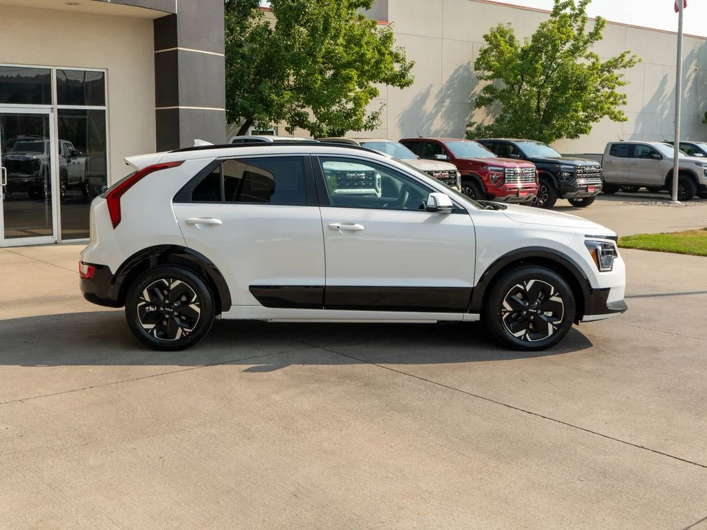 New 2026 Snow White Pearl Kia WIND image 8