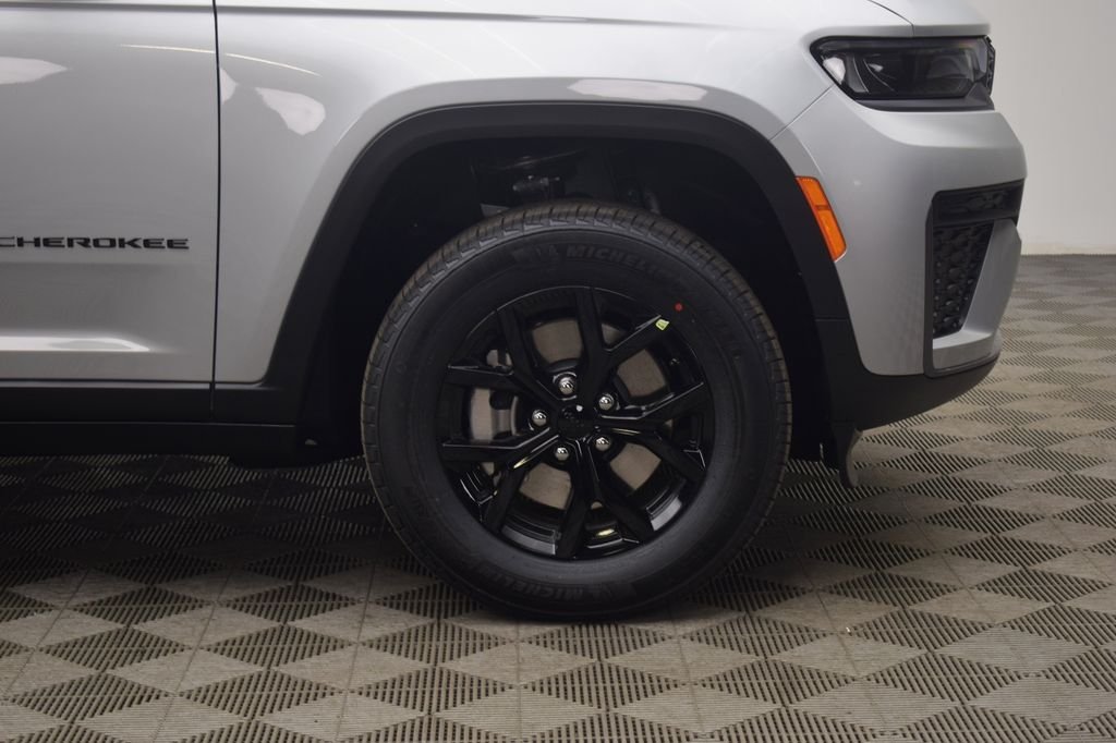New 2026 Silver Zynith Exterior Paint Jeep Altitude image 6