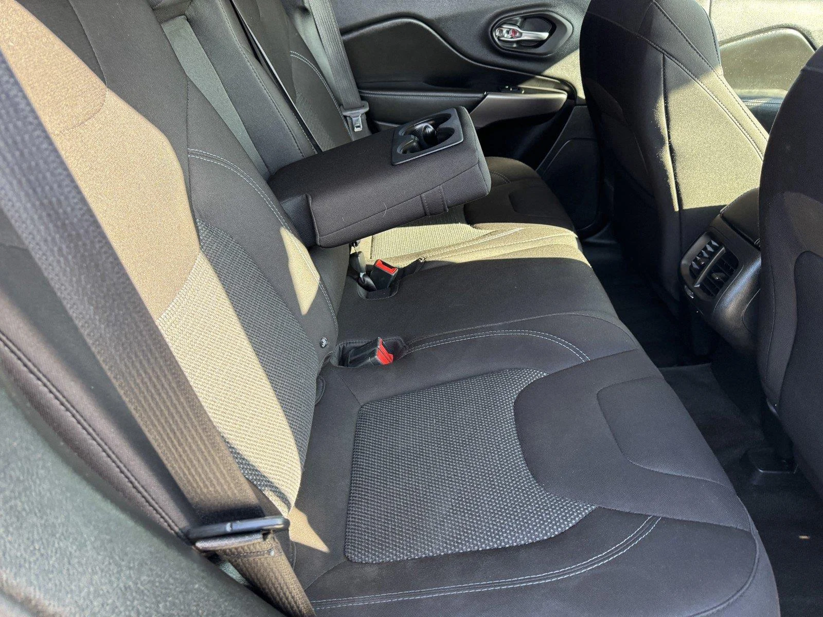 Used 2019 Diamond Black Crystal Pearlcoat Jeep Latitude image 10