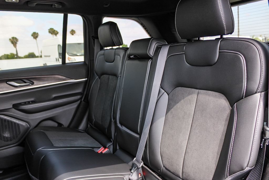 New 2026 Diamond Black Crystal Pearlcoat Jeep Altitude image 19