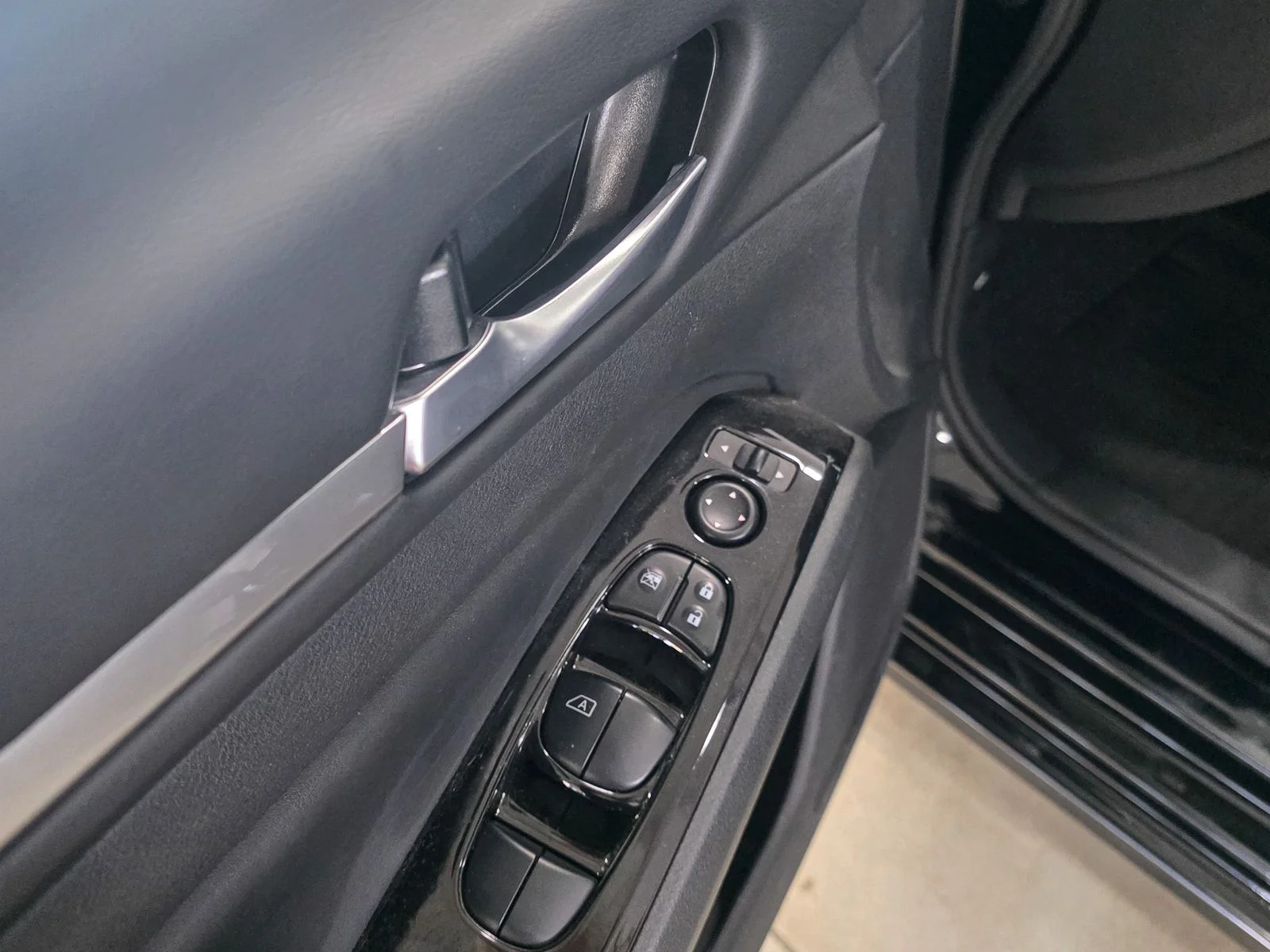 Used 2025 Black Nissan 2.5 SR image 19