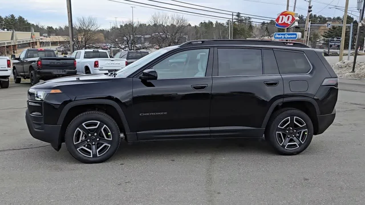 New 2026 Diamond Black Crystal Pearl-Coat Exterior Paint Jeep Laredo image 5