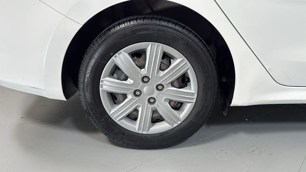 Used 2022 White Kia LX image 22