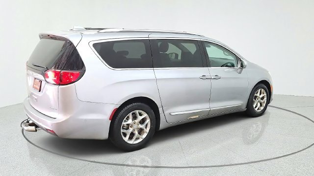 Used 2017 Silver Chrysler Limited image 12