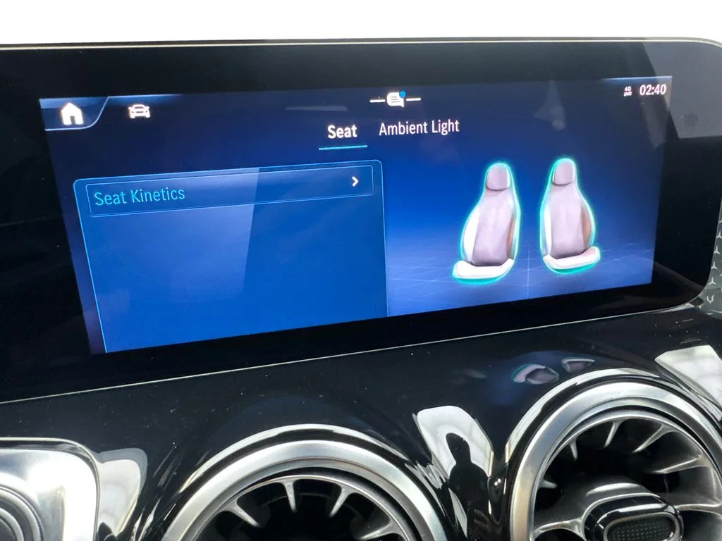 Used 2025 White Mercedes-Benz GLB 250 image 63