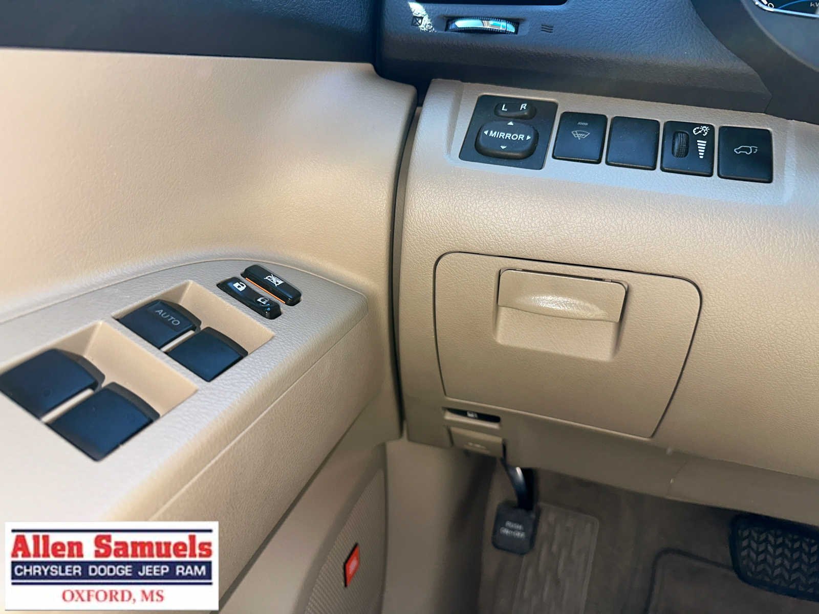 Used 2010 Blizzard Pearl Toyota Limited w/3rd Row image 21