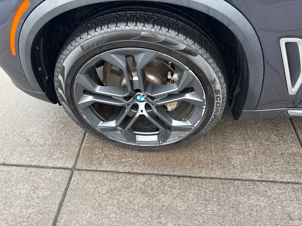 Used 2019 Gray BMW xDrive40i image 11