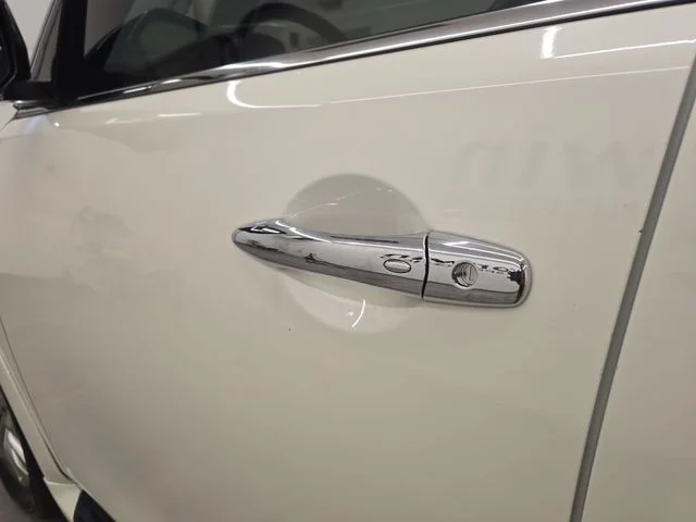 Used 2017 White INFINITI Base image 25