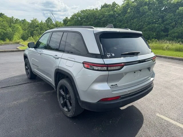 Used 2024 Silver Jeep Altitude X image 5