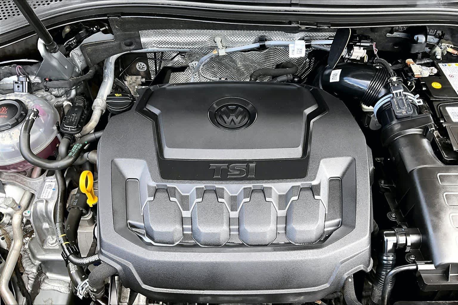 Used 2022 Pyrite Silver Metallic Volkswagen SE image 30
