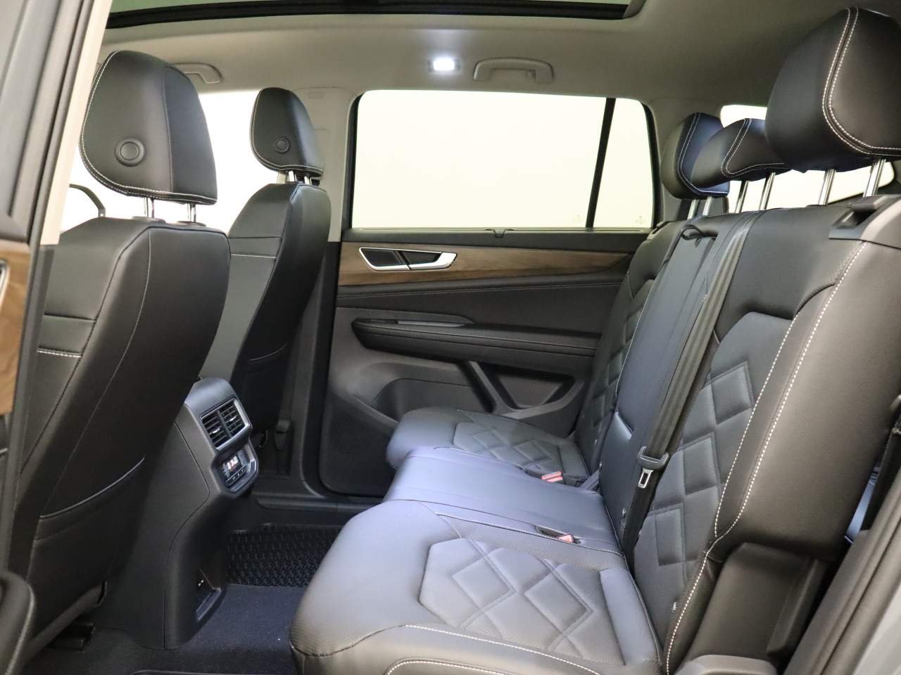 2026 Volkswagen Atlas SE w/Tech - Photo 15