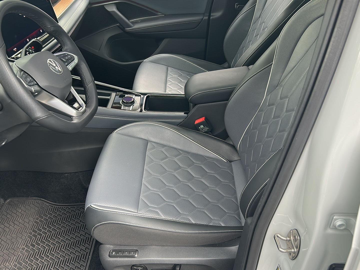Certified Used 2025  Volkswagen  image 8