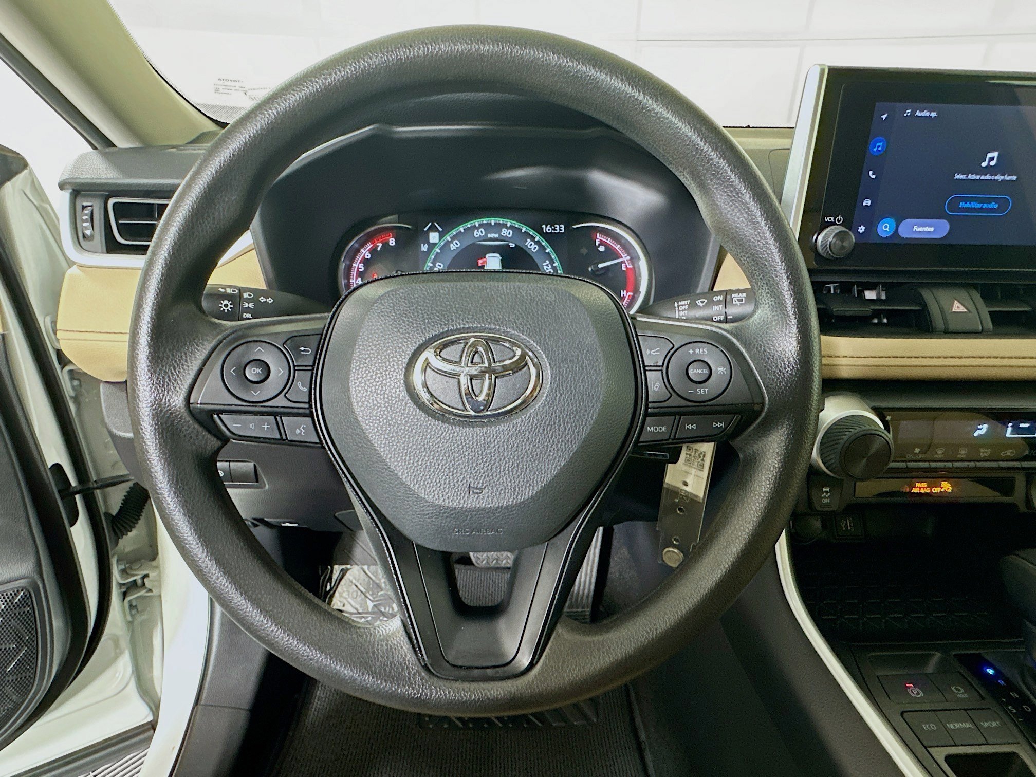 Used 2025 Ice Toyota LE image 15