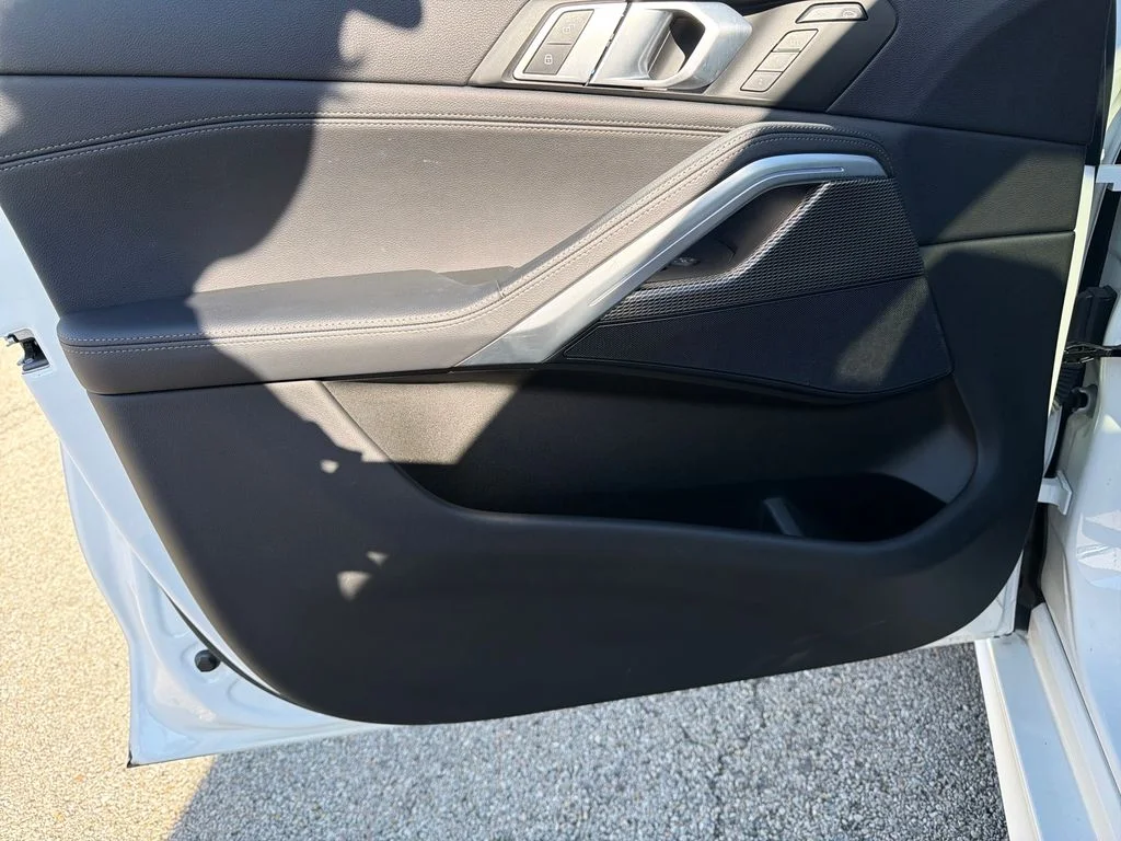 Used 2021 White BMW xDrive40i image 16
