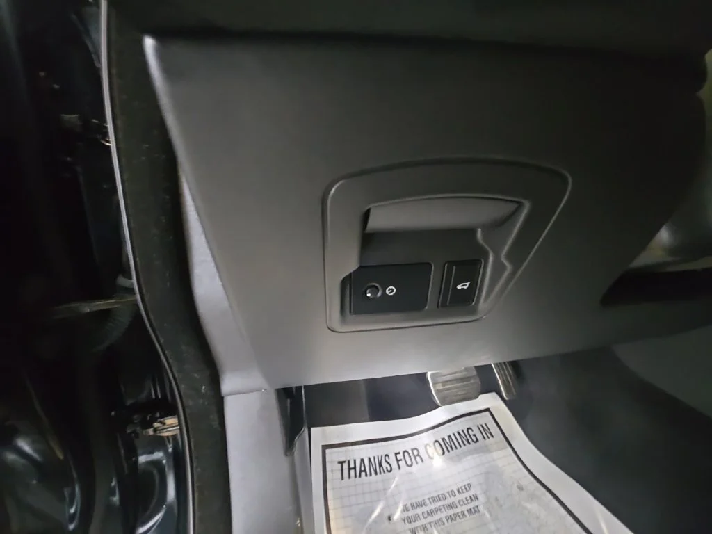Used 2023 Black Land Rover R-Dynamic S MHEV image 32