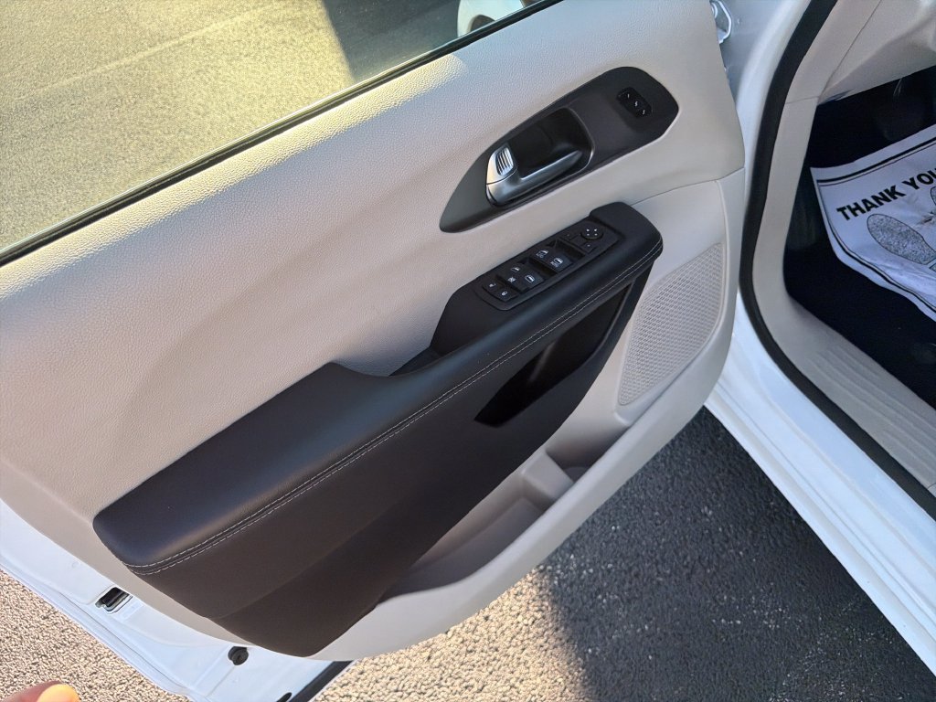 Used 2024 White Chrysler Touring L image 10