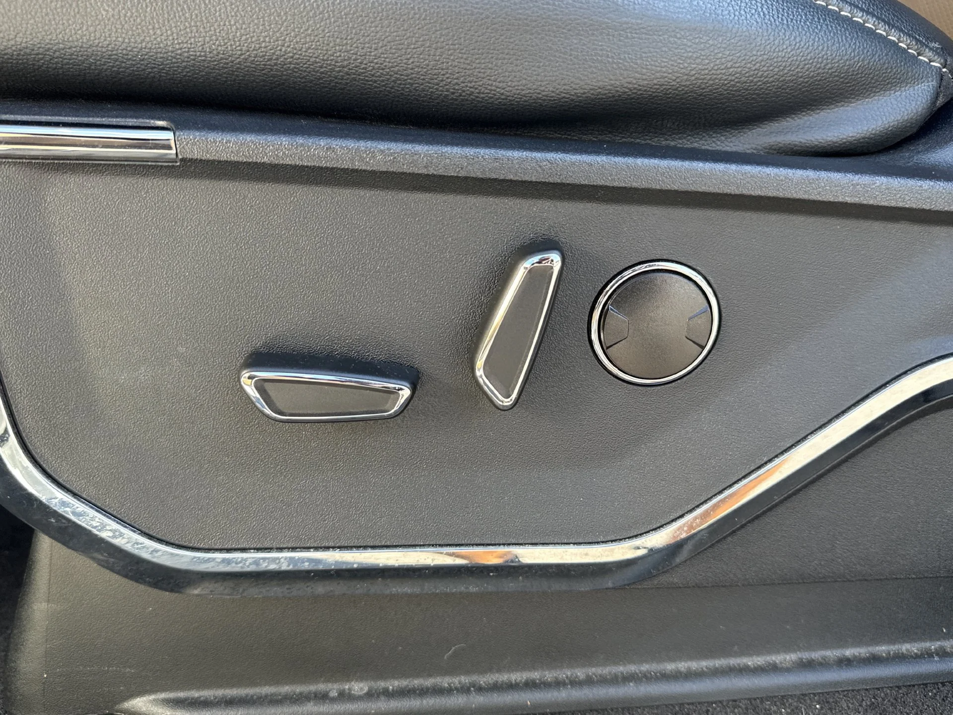Used 2023 White Metallic Ford Lariat image 12