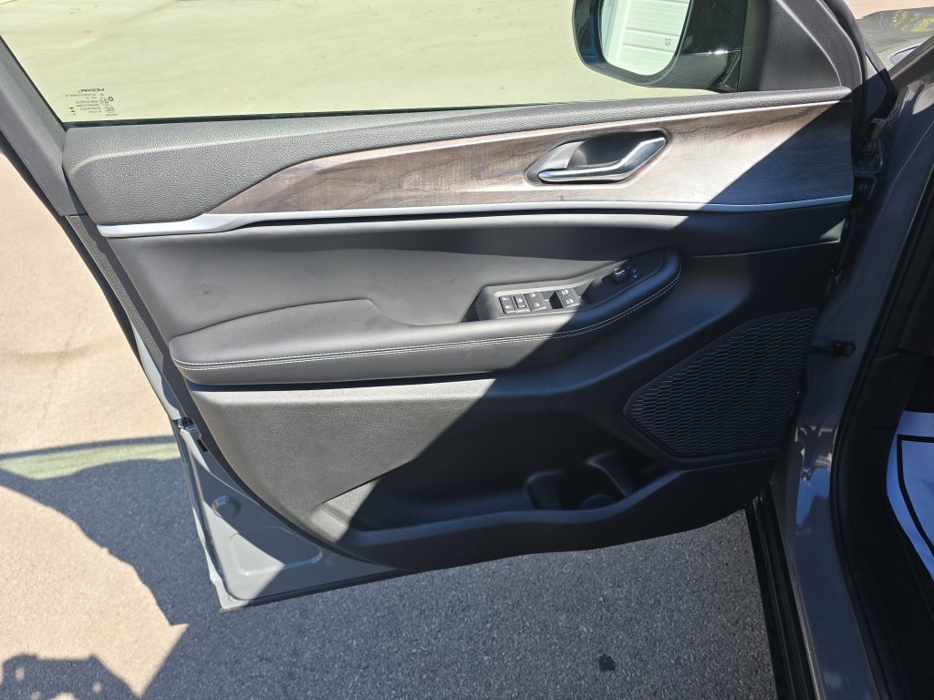 New 2027 Gray Jeep Laredo Altitude image 12