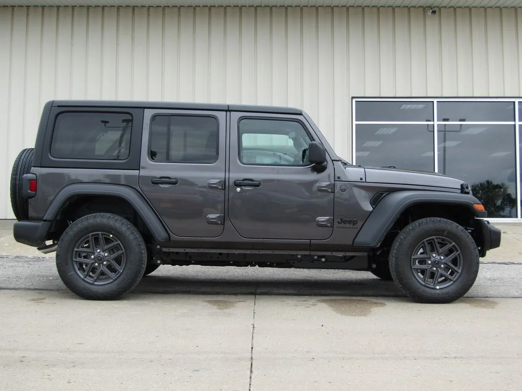 New 2026 Granite Crystal Metallic Clearcoat Jeep Sport RHD image 2