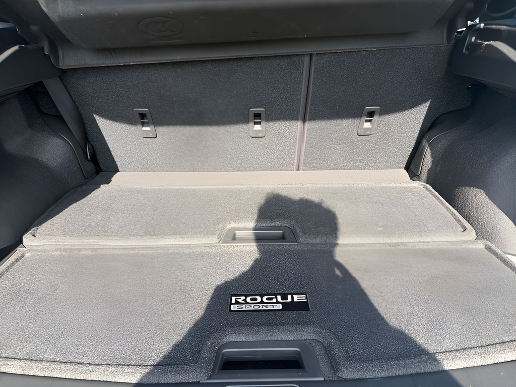 Used 2022 Silver Nissan SL image 12
