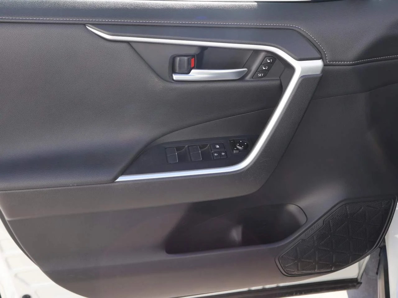 2020 Toyota RAV4 Limited - Photo 7