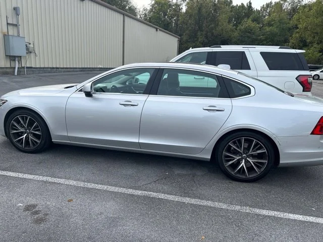 Used 2018 Silver Volvo T5 Momentum image 2