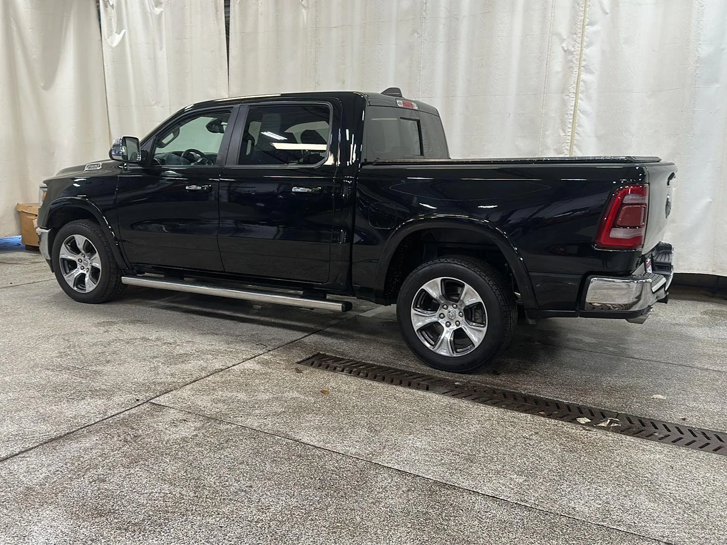 Used 2019 Diamond Black Crystal Pearlcoat Ram Laramie image 3