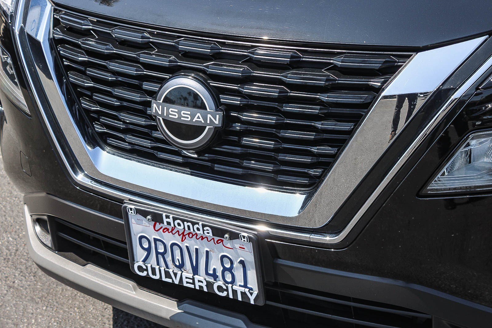 Used 2023 Super Black Nissan SV image 5