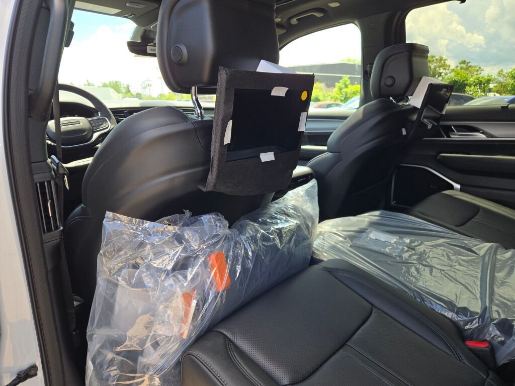 New 2026 Bright White Clear-Coat Exterior Paint Jeep Limited Reserve image 21