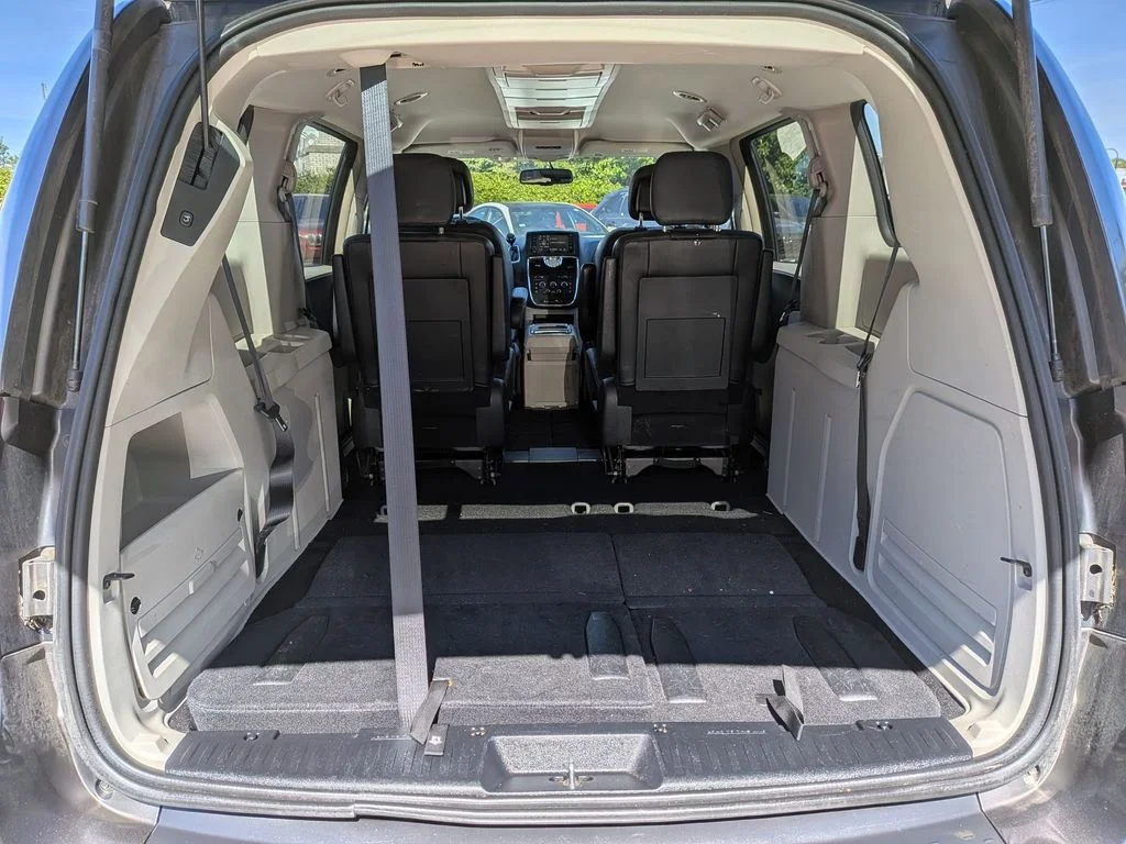 Used 2015 Gray Chrysler LX image 25