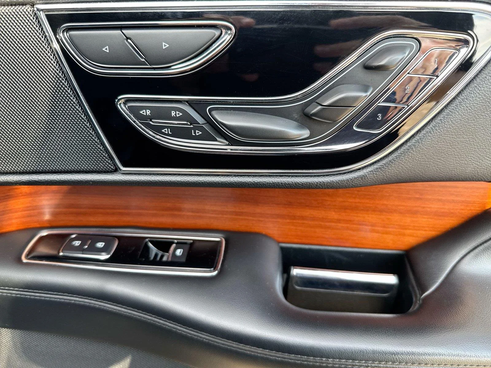 Used 2019 Infinite Black Metallic Lincoln Reserve image 18