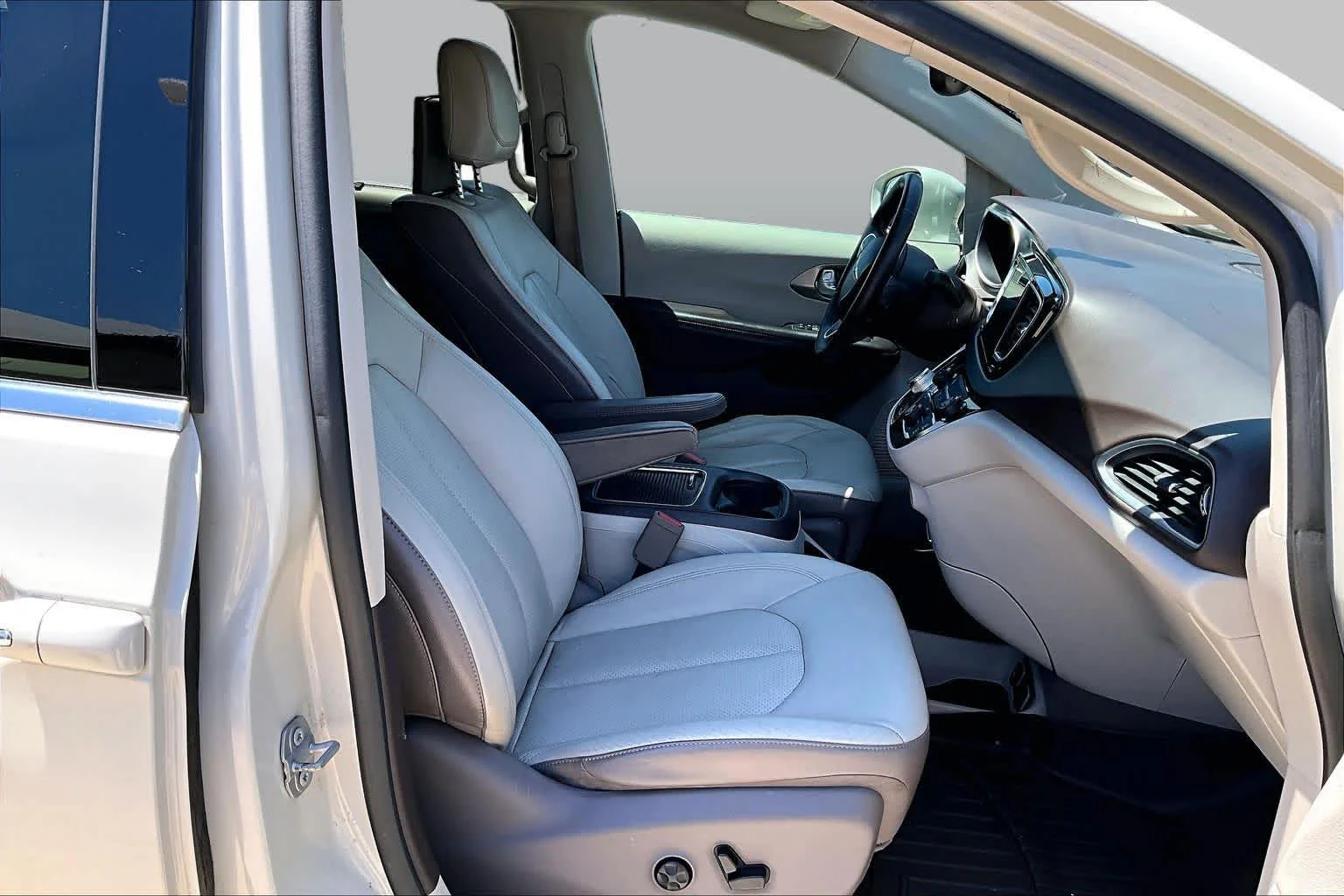 Used 2017 Tusk White Chrysler Touring-L Plus image 10